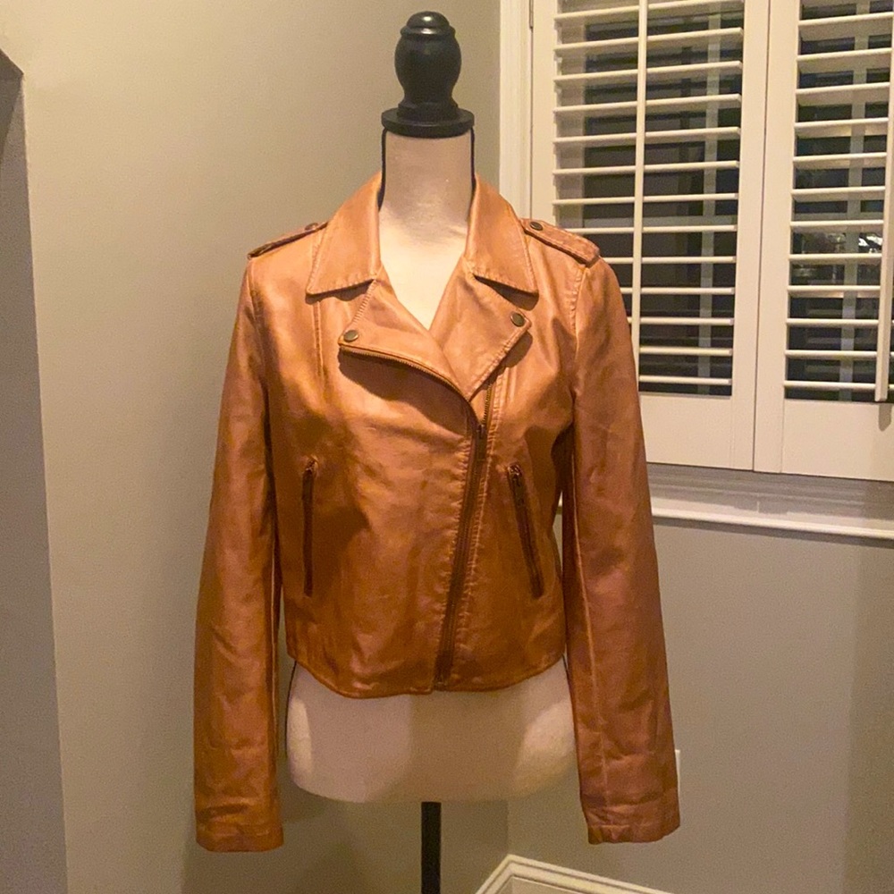 Womens faux leather camel colored distressed cropped moto jacket. Size small.